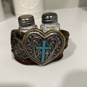 Belt buckle salt and pepper shaker